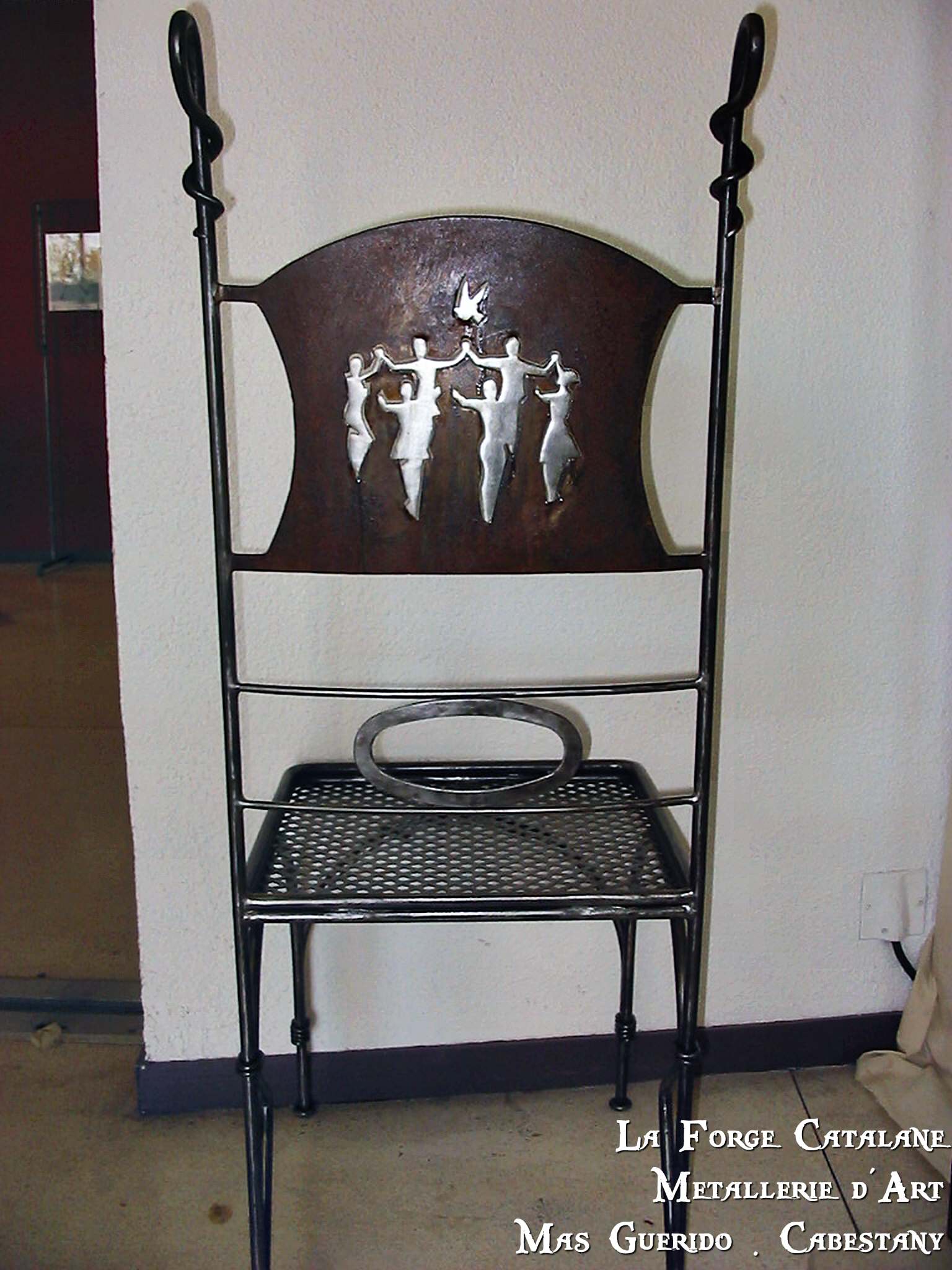 chaise en fer a l ancienne motif danseur de sardane  forge catalane.jpg